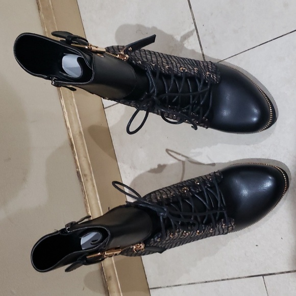 New Italina 4.5 inch black python snake bootie...size 7. - Picture 5 of 13